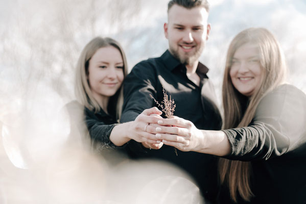 Geschwisterfotografie in Bad Nauheim: Authentische Nahaufnahme eines Bruders mit seinen Schwestern.