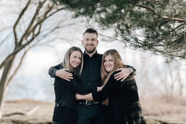 Ungestellte Geschwisterfotos voller Herzlichkeit – Ihre Familienfotografin in Friedberg und Umgebung.