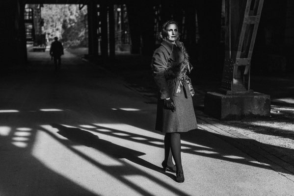 Künstlerisches Schwarz-Weiß-Porträt einer Frau – Fotokunst aus Hessen.