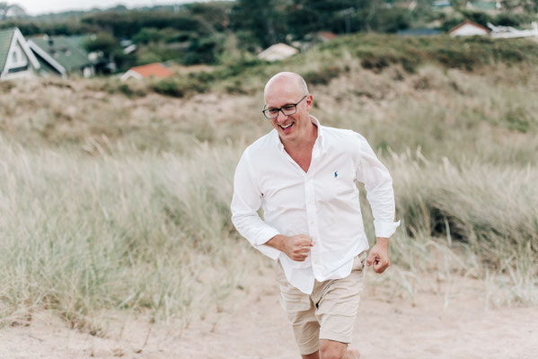 Familienshooting am Meer in Schweden. Natürliche Urlaubsfotografie weltweit – Szilvia Rölke, Fotografin