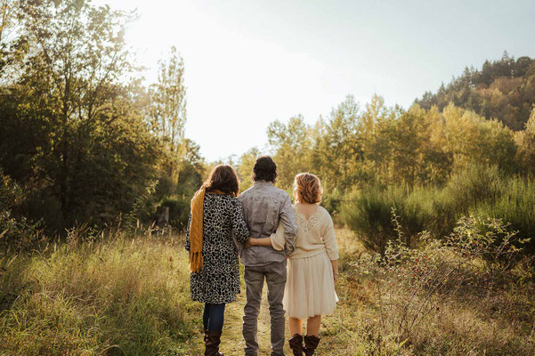 Paarfotografin Szilvia Rölke mit ihrer Familie beim Spaziergang in der herbstlichen Natur.