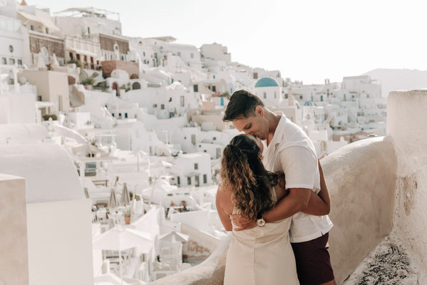 Exklusives Auslandsshooting für Verliebte: Authentische Paarfotos auf Santorini aus der Galerie „Grenzenlos“.