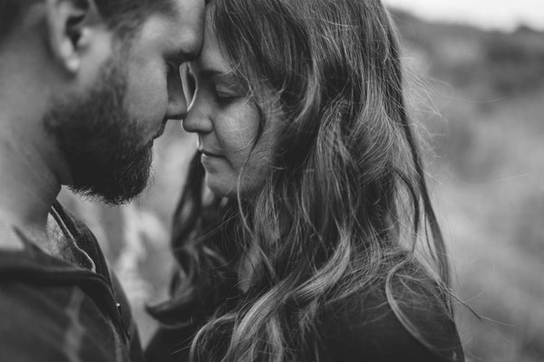 Emotionale Paarfotos in der Natur rund um Gießen: Close-Up von tiefer Verbundenheit und Liebe.
