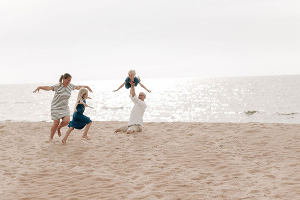 Pure Lebensfreude beim gemeinsamen Toben am Strand von Schweden. Lebendige Familienfotos mit Szilvia Rölke.