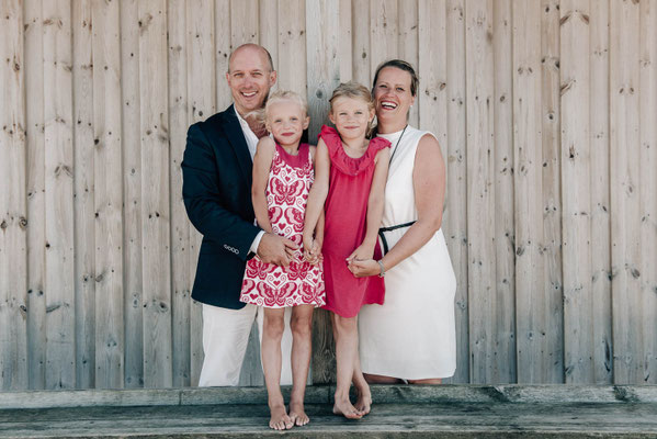 Fröhliches Familienportrait im Sommer – fotografiert von Familienfotografin Szilvia Rölke.