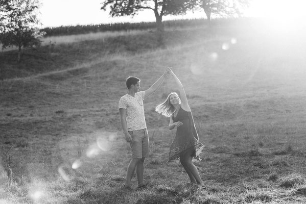 Lebendige Paarfotografie im Grünen – ungestellte Momente voller Liebe.
