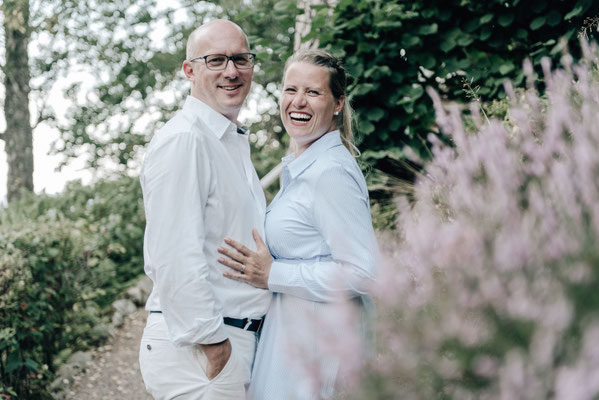 Weil Liebe auch bedeutet, zusammen albern zu sein. Erlebt eine entspannte Paarfotografie ohne steife Posen im Freien.