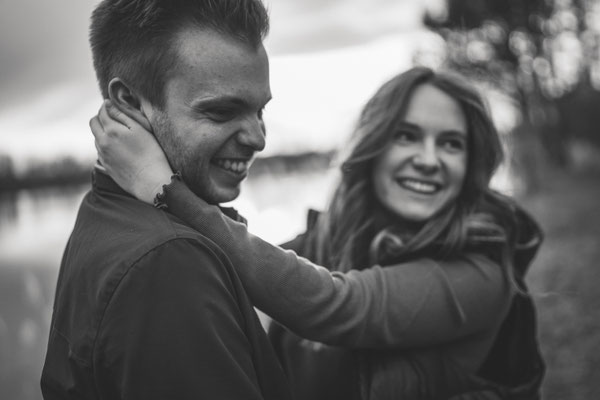 Traumhafte Paarfotos am See. Entspannte Fotoshootings für Paare in Bad Nauheim, Bad Homburg und Umgebung.