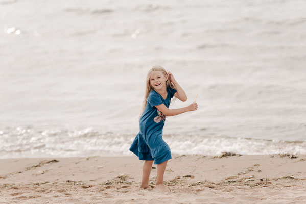 Glückliche Kinder beim Familienshooting in Schweden. Eure Fotografin für emotionale Urlaubsfotos.