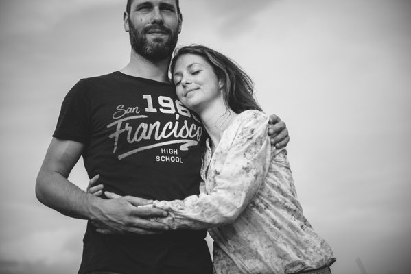 Ungestellte Liebe in Bildern: So locker und dynamisch kann euer Paarshooting in Bad Nauheim & Umgebung sein.