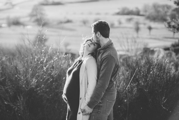 Glückliche werdende Eltern beim Babybauch-Fotoshooting in Rockenberg.