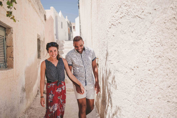 Romantisches Paarshooting in den Straßen von Santorini.