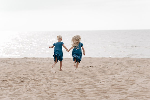 Natürliche Kinderfotos: Familienfotografin Szilvia Rölke hält die Abenteuer eurer Kinder fest.