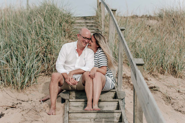 Paarshooting am Strand: Emotionale Urlaubsfotografie in Schweden für ewige Erinnerungen.