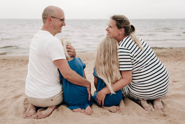 Glückliche Familie am Meer – Ihr Familienfotoshooting mit Szilvia Rölke Fotografie aus Ober-Mörlen.
