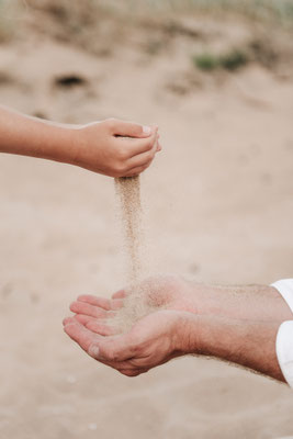 Authentische Familienfotografie am Strand von Schweden: Wenn der Urlaub zum unvergesslichen Familienschatz wird.