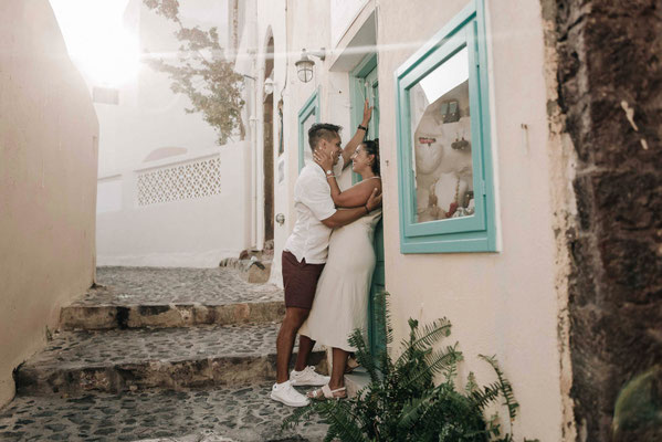 Emotionale Paarfotografie im Stil von Santorini – euer Shooting in Frankfurt und Gießen.