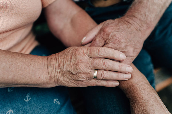 Sucht ihr ein besonderes Geschenk für Oma und Opa? Lasst uns bei einem entspannten Shooting lebendige Erinnerungen festhalten. 