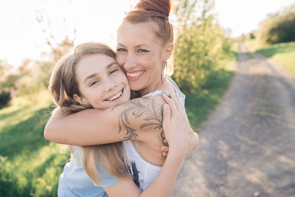 Natürliche Familienfotos in Ober-Mörlen: Sichert euch euren Termin im Sommer.