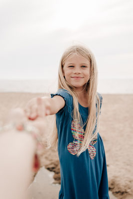 Abenteuer Familienurlaub in Schweden: Authentische Kinderfotos am See von Fotografin Szilvia Rölke aus Bad Nauheim.