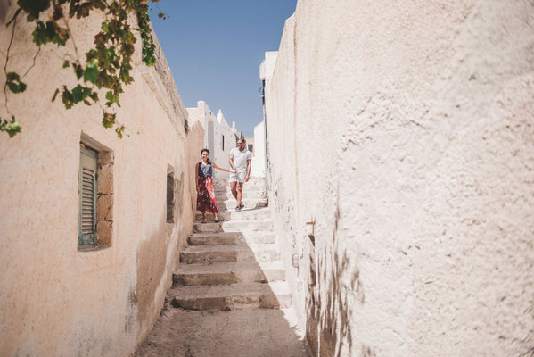 Paarshooting auf Santorini – Einzigartige Paarfotos in den weißen Gassen.