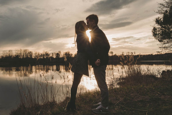 Ungestellte Liebe in Bildern: Kuschelige Momente im warmen Abendlicht – euer Paarshooting zur goldenen Stunde.