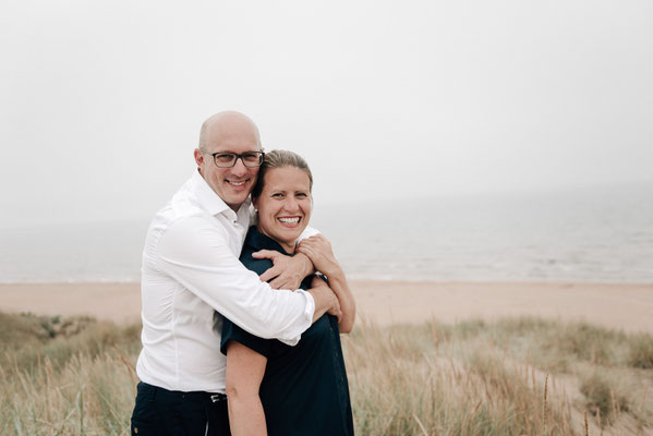 Magische Paarfotografie weltweit – wie hier bei einem Paarshooting am Strand von Schweden.
