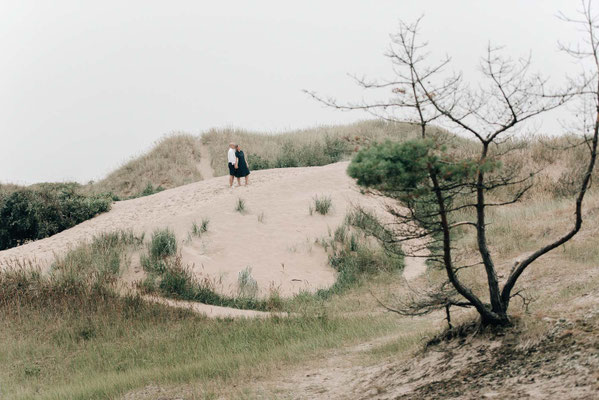 Paarshooting im Ausland: Eure Liebesgeschichte als emotionale Paarfotos inmitten der Dünen in Schweden.