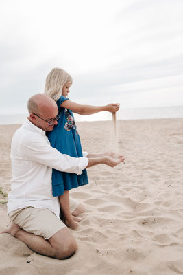 Familienshooting am Meer in Schweden | Natürliche Urlaubsfotografie weltweit von Szilvia Rölke Fotografie.
