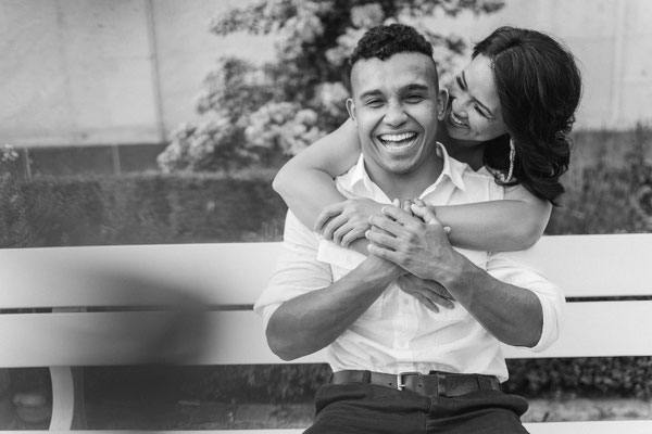 Ein lautes Lachen im perfekten Moment. Eure Galerie für Liebe in Bildern zeigt eure Paarfotografie in Bad Nauheim so, wie ihr am glücklichsten seid.