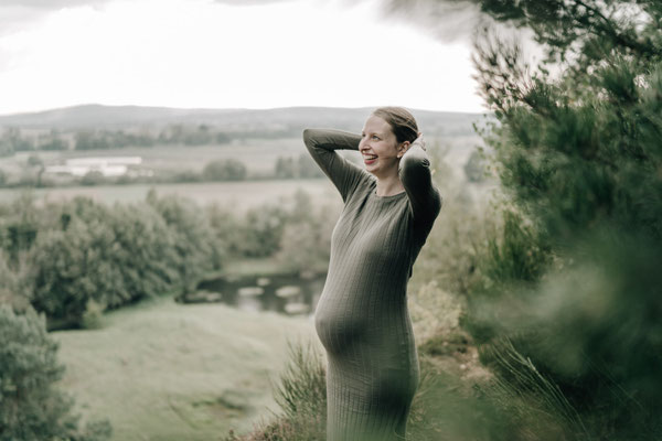 Werdende Mutter glücklich und voller Vorfreude bei Babybauchshooting in der Wetterau.