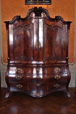Dit rijk versierde mahonie houten kabinet, uit de transition periode, heb ik in 2016 geheel gerestaureerd.