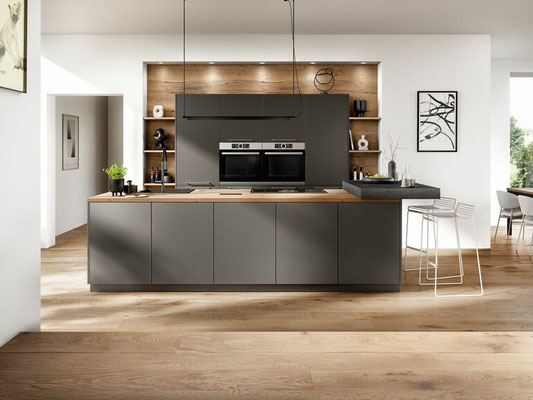 Moderne Küche mit Kochinsel in Grau, integrierten Backöfen, Holzdetails und offenem Regal – stilvolles, offenes Raumkonzept mit viel Licht und hochwertigem Design.