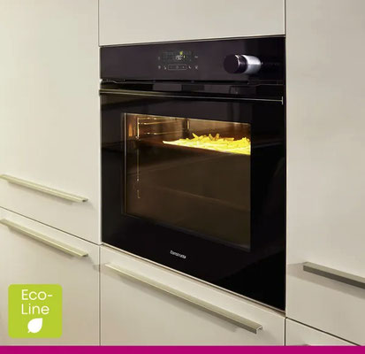 Constructa Backofen der EcoLine Serie, energieeffizient, eingebaut in moderner Einbauküche mit Pommes im Garraum.
