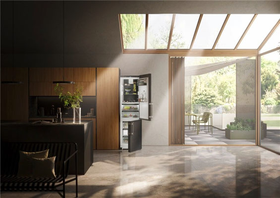 Modernes Küchenstudio mit viel Tageslicht, offener Einbauküche in Holzoptik, großem Kühlschrank und direktem Zugang zur Terrasse mit Gartenblick.