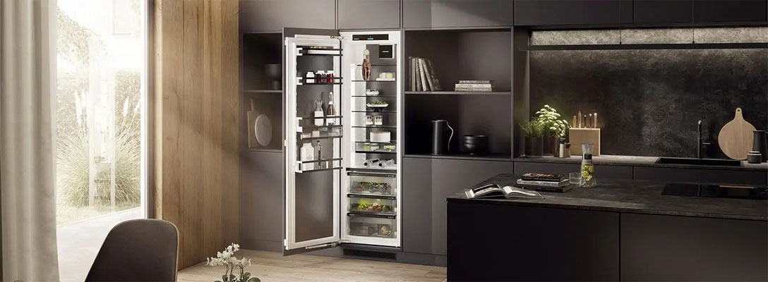 Liebherr-Kühlschrank mit offener Tür in Designküche mit Holzoptik, große Fenster sorgen für helles Ambiente