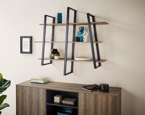 Modernes Wandregal mit dekorativen Elementen und Sideboard aus Holz in zeitgemäßem Design, ideal als Stauraum und stilvolles Wohnaccessoire.