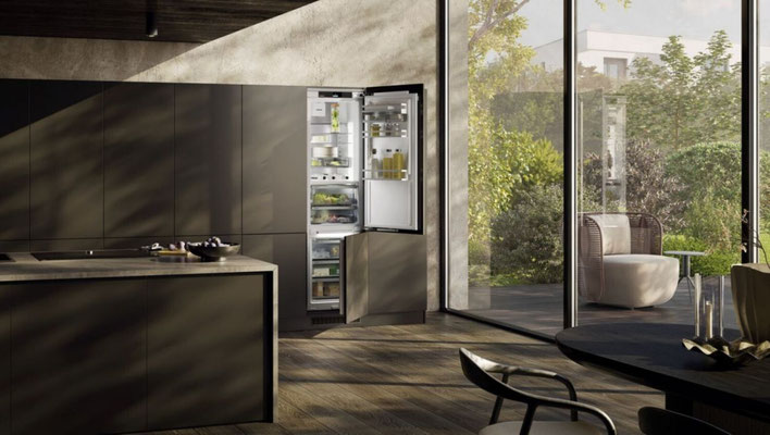 Moderne Einbauküche mit integriertem Liebherr-Kühlschrank, große Fensterfront mit Blick ins Grüne
