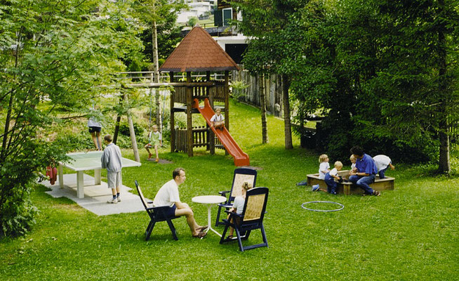 Unser Garten mit Spielplatz
