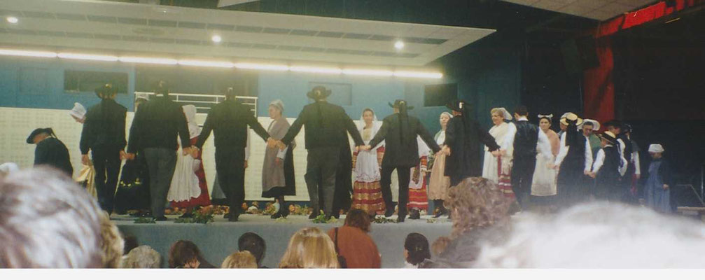 Avel Dro Bagad Pagan - Défilé de mode à Saint Renan 1998