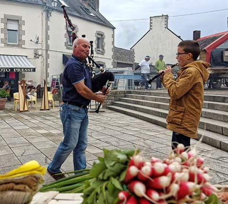 Avel Dro Bagad Pagan - Animation sur le marché de Guisseny 2015