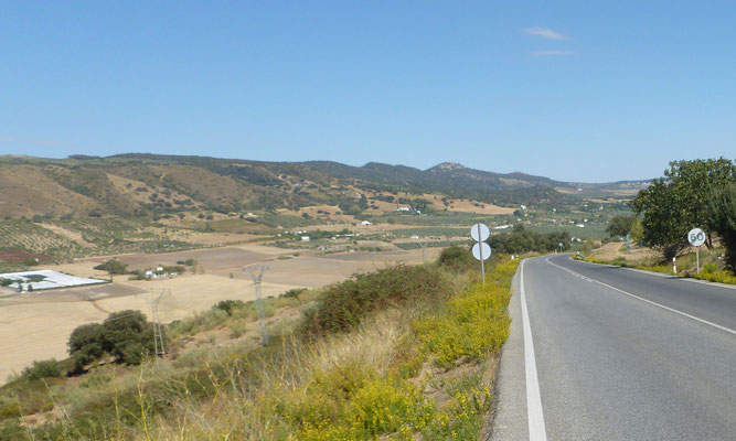 Vor Arriate. Über die Sierra de las Cumbres (links) verläuft die EHWS.