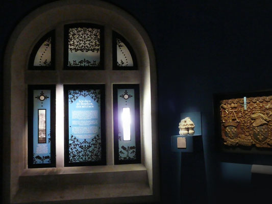 Vue des décors ayant pour but de présenter les textes de salle tout en occultant les grandes baies vitrées.