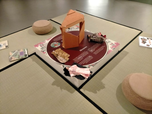 Module du parcours destiné aux enfants avec kamishibai. Exposition "Japon. Archipel des arts", musée Crozatier