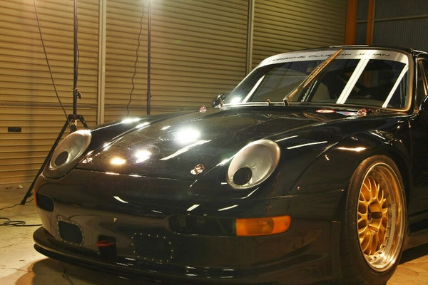 ポルシェ９９３gt２レーシングは磨きで黒ソリッドらしい奥行きのある塗装に生まれ変わった