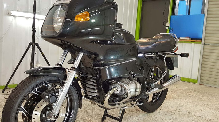 bmw r100rs 塗装後の磨き・コーティングで濃色カウルの美しさが際立つ