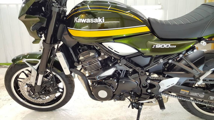 カワサキ・z900rs 新車のコーティング キャンディトーングリーンにセラミックコーティング施工