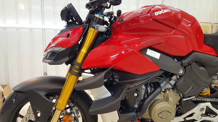 ドゥカティ・ストリートファイターv4s 新車の傷除去とコーティング施工で本来の鮮やかな艶へ