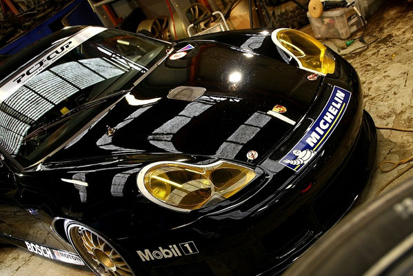 ポルシェ９９６gt3r レーシングカーの磨き 黒ソリッドのコーティング