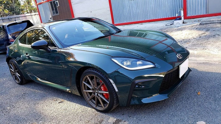 新車のトヨタgr86はボンネット等のバフ目が改善され白ボケが改善された